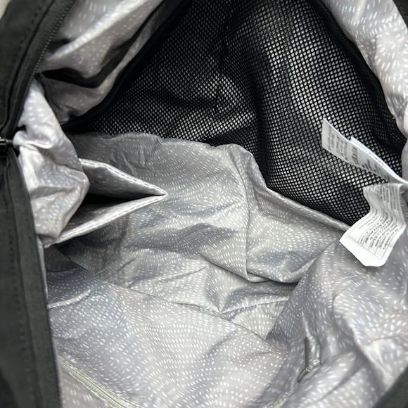 Eddie Bauer Black crossbody Workout Bag NWOT - Picture 6 of 15